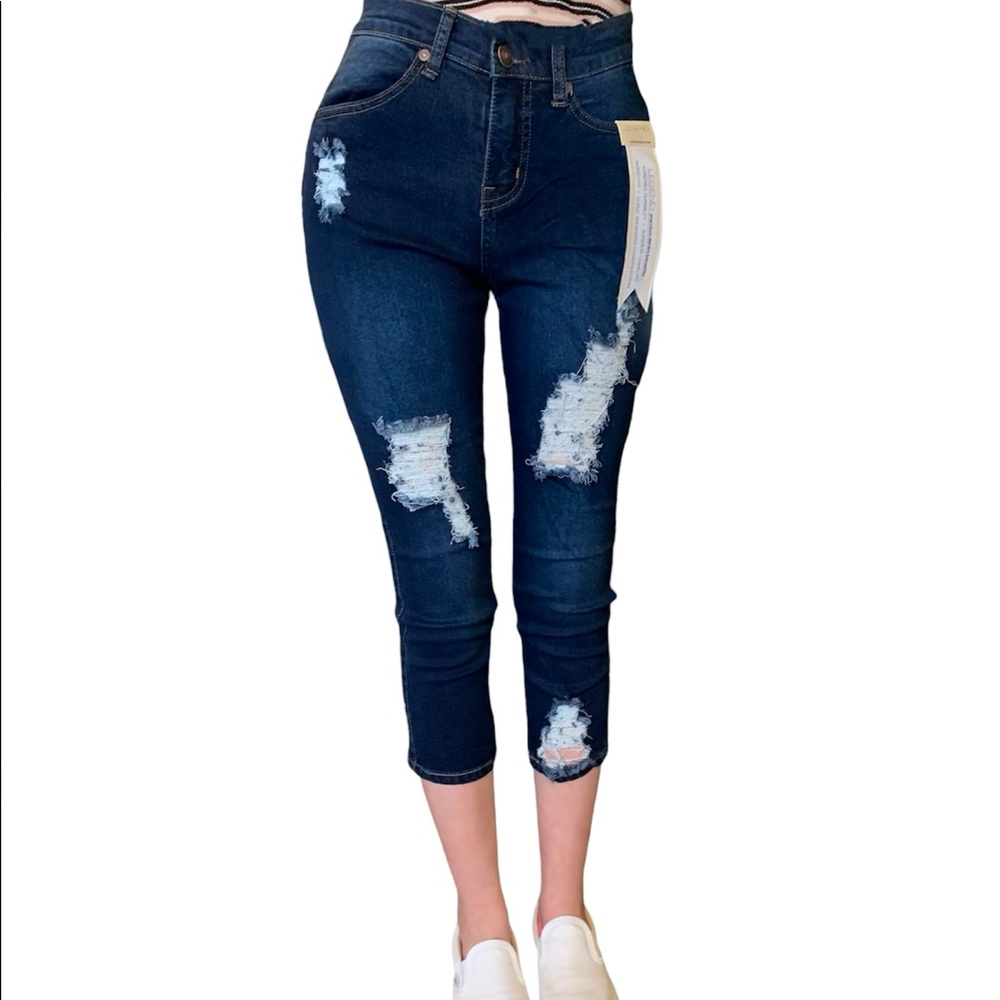 NWT Legend of London Distressed Capris Size 3